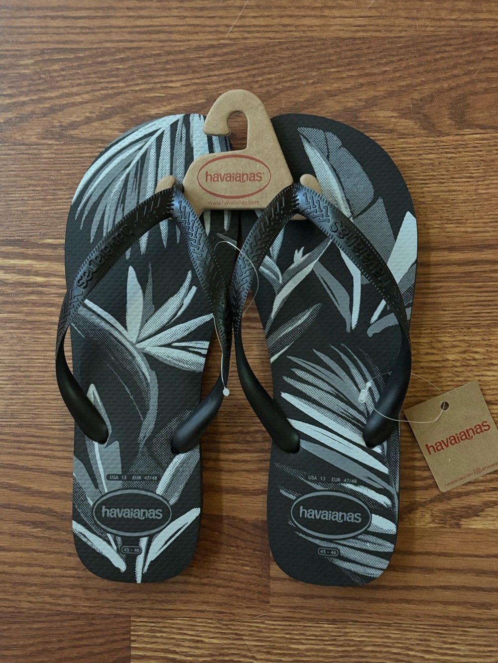 Havaianas Black and Gray Men’s Tropical Print Flip Flops Size 13